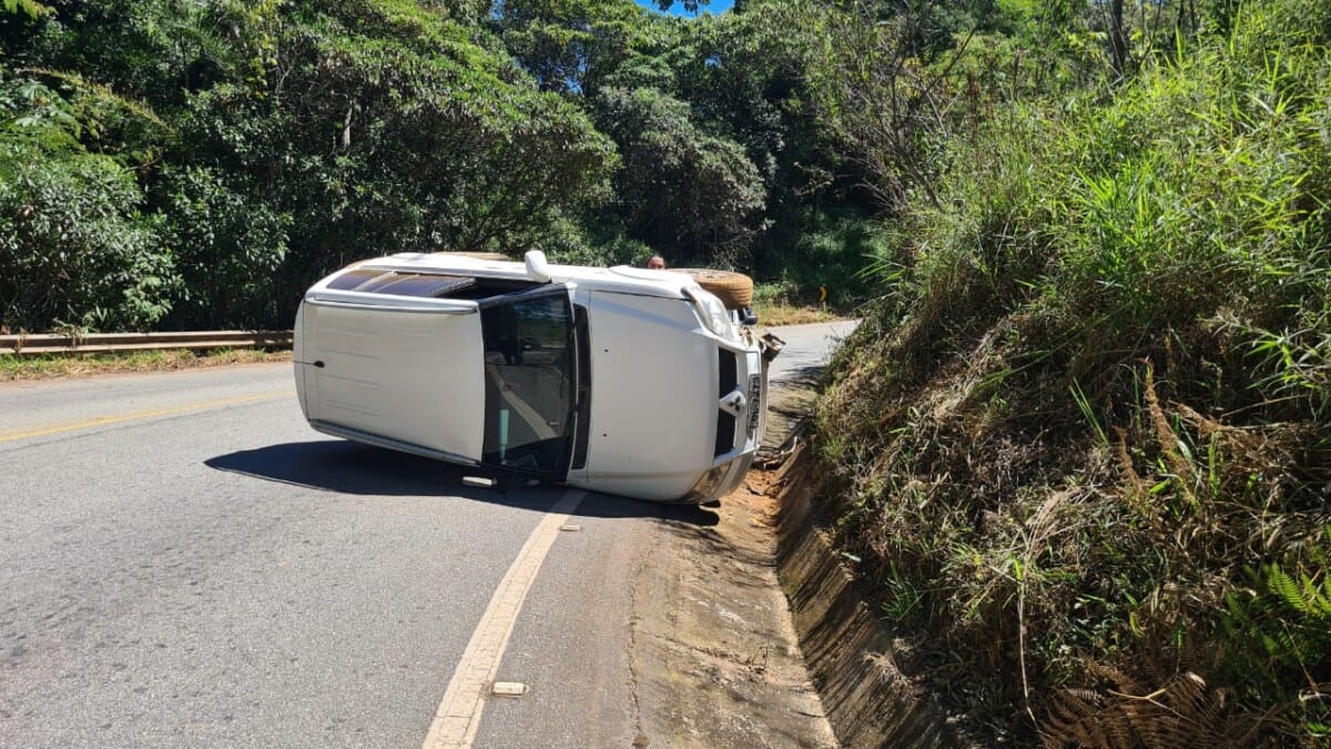 Carro capota na saída para Senhora do Carmo