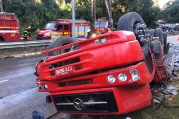 Duas pessoas ficam presas às ferragens após caminhão tombar na MG-030