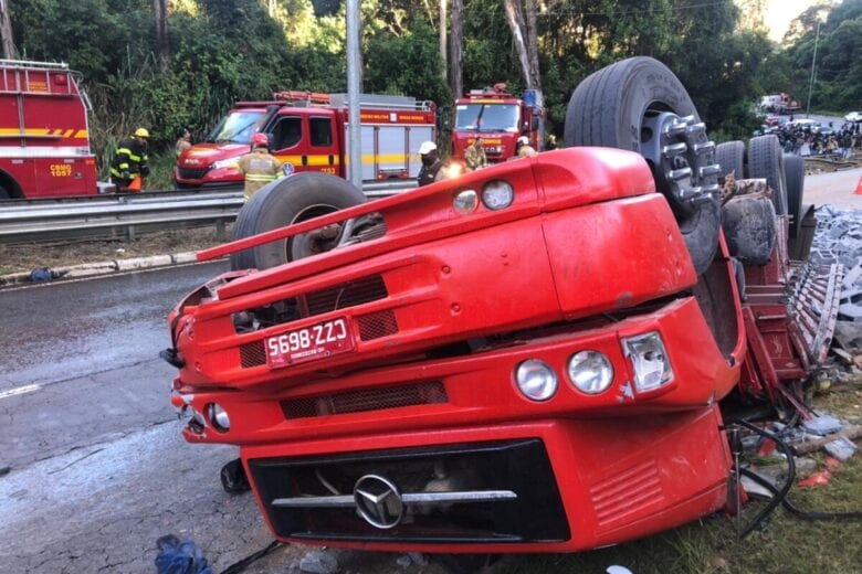 Duas pessoas ficam presas às ferragens após caminhão tombar na MG-030