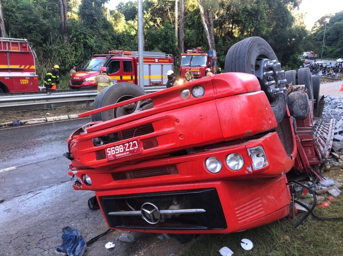 Duas pessoas ficam presas às ferragens após caminhão tombar na MG-030