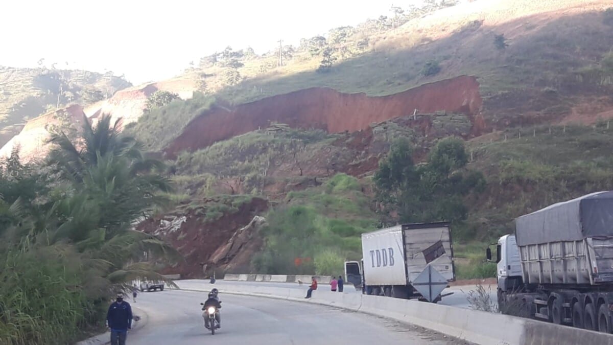 Queda de barreira interdita BR-381 nos dois sentidos em Antônio Dias