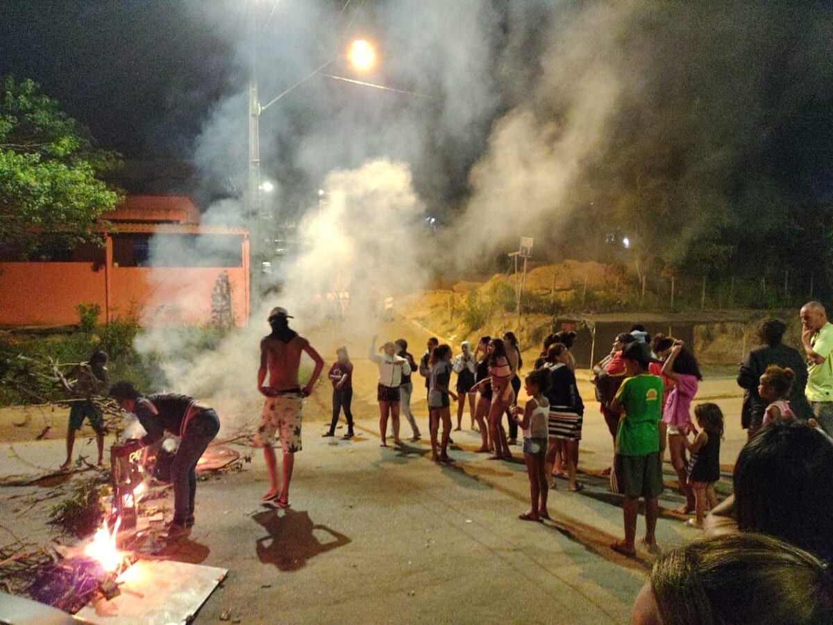 Moradores do Barreiro fecham a MGC-129 em protesto por falta d’água