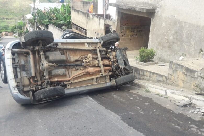 Após bater em um poste, carro capota no Gabiroba; veja os vídeos