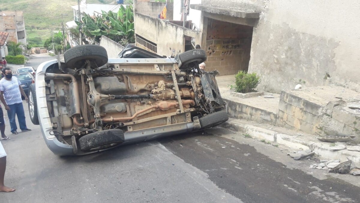 Após bater em um poste, carro capota no Gabiroba; veja os vídeos