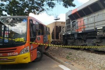 Ônibus é arrastado por trem em Betim; cinco pessoas ficaram feridas