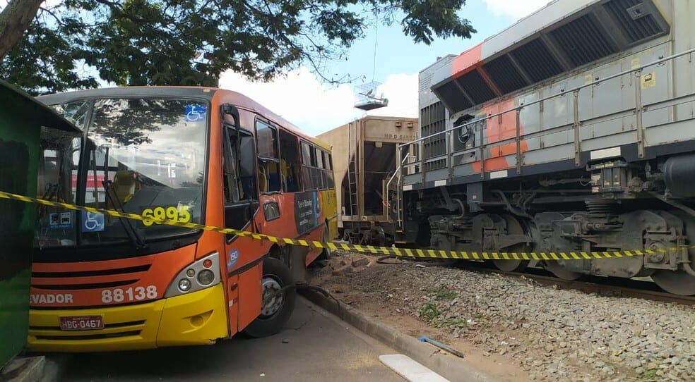 Ônibus é arrastado por trem em Betim; cinco pessoas ficaram feridas