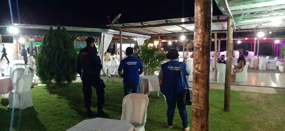 Vigilância sanitária interrompe festa de casamento com 100 pessoas