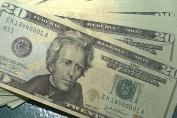Dólar volta a cair e fecha no menor valor desde janeiro