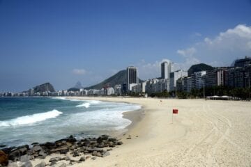 Nem pense em ‘turistar’: banhos de sol e mar continuam proibidos nas praias do Rio
