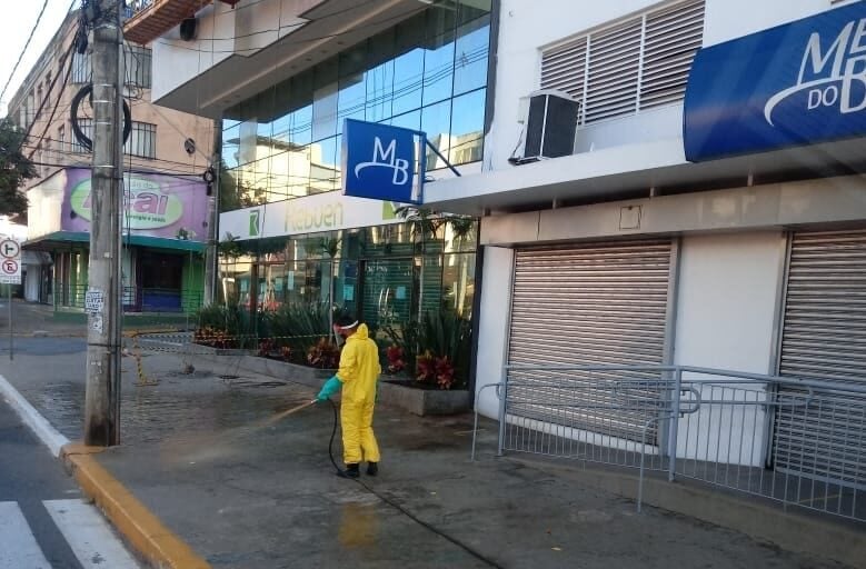 Agências bancárias e casas lotéricas recebem sanitização em Monlevade