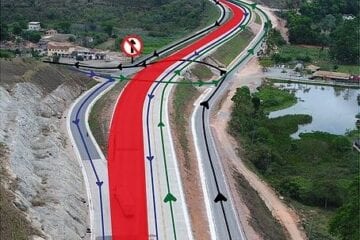 Carreta carregada de ferragens tomba no trevo de Barão e deixa trânsito lento