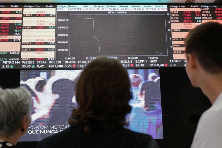 Bolsa cai 0,78% em meio a tensões internas