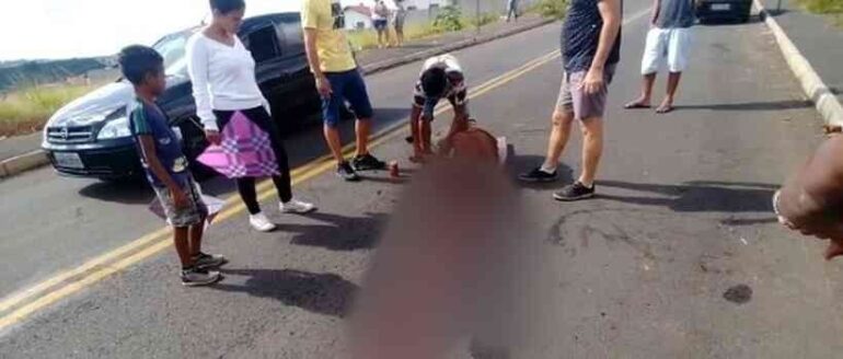 Homem é espancado após ter urinado no meio da rua em Minas