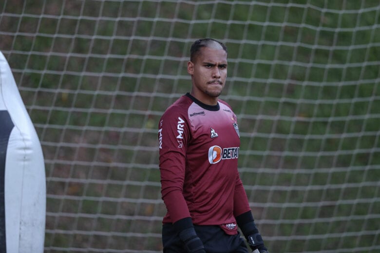 FOTOS: jogadores do Atlético são ‘batizados’ e sofrem com corte de cabelo