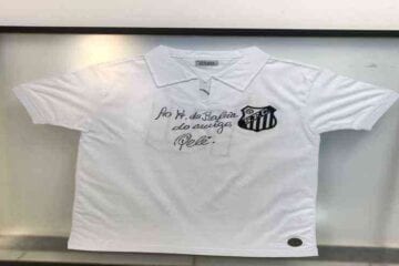 Hospital da Baleia, em BH, rifa camisa assinada por Pelé para reformar ala