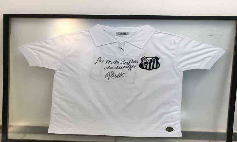 Hospital da Baleia, em BH, rifa camisa assinada por Pelé para reformar ala
