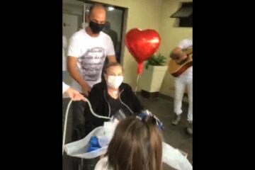 Vídeo: mãe de Cuca, do Atlético, deixa hospital após se curar da COVID-19