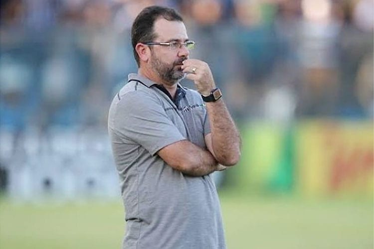 Ex-América e Cruzeiro, Enderson Moreira é internado com suspeita de infarto
