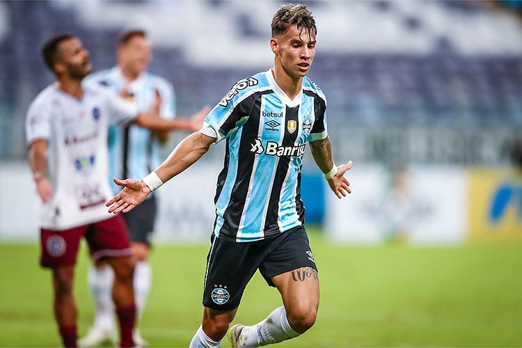 Em dia de Ferreira, Grêmio vence e vai à final do Gaúchão contra o Inter