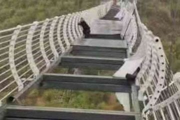 Turista fica pendurado a 100 metros de altura após ponte de vidro quebrar