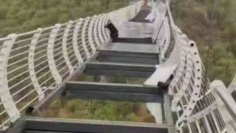 Turista fica pendurado a 100 metros de altura após ponte de vidro quebrar