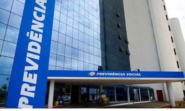 Cai quem quer: INSS alerta para golpes feitos por telefone