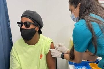 Ídolo do Atlético, Ronaldinho Gaúcho é vacinado contra a COVID-19