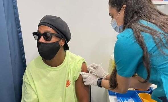 Ídolo do Atlético, Ronaldinho Gaúcho é vacinado contra a COVID-19