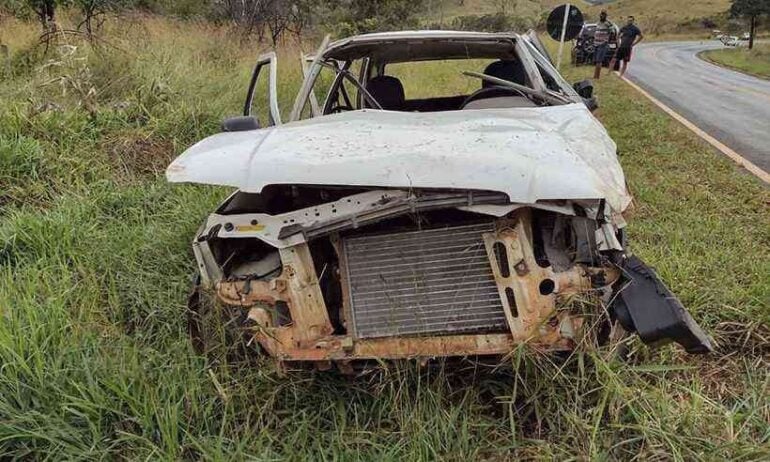 Pneu estoura, carro capota e adolescente de 15 anos morre em Minas