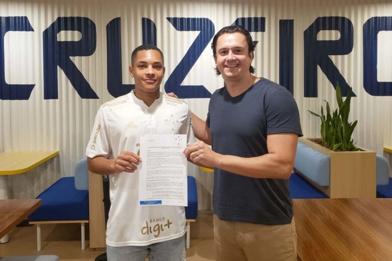 Cruzeiro assina primeiro contrato profissional com a revelação Vitor Roque