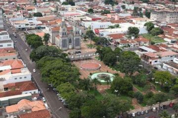 Homem tenta matar jovem, percebe que confundiu o alvo e volta atrás