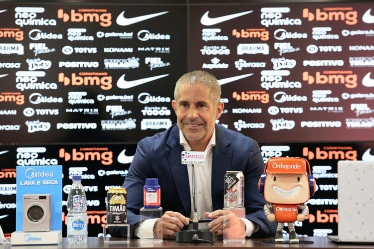 Sylvinho fala em recuperar veteranos no Corinthians