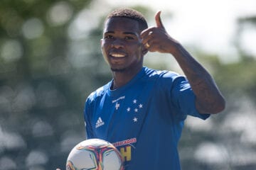 Justiça condena Cruzeiro a pagar mais de R$ 230 mil ao zagueiro Cacá