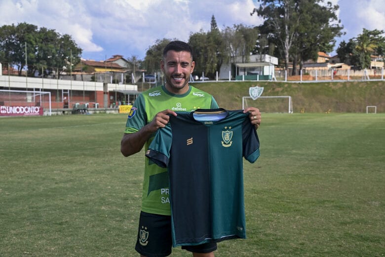 Alan Ruschel  é apresentado no América e diz estar ‘pronto para estrear’
