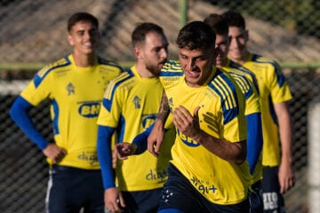 Com dúvida no meio, Cruzeiro treina em Aracaju antes de estreia na Série B