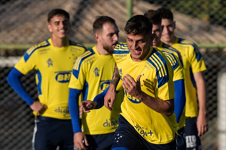 Com dúvida no meio, Cruzeiro treina em Aracaju antes de estreia na Série B