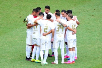 Mano a mano: torcida do Cruzeiro vê time de 2021 melhor que o de 2020