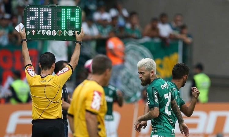 Regra de cinco trocas por jogo seguirá valendo até a Copa de 2022
