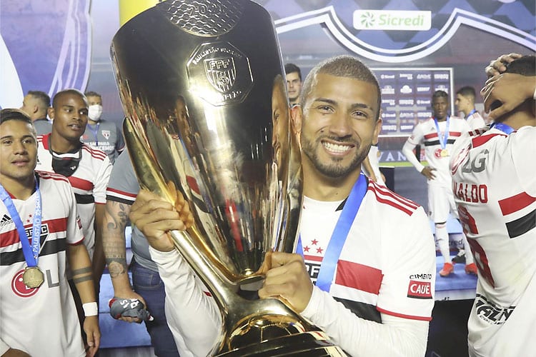 São Paulo renova o contrato do atacante equatoriano Rojas até dezembro