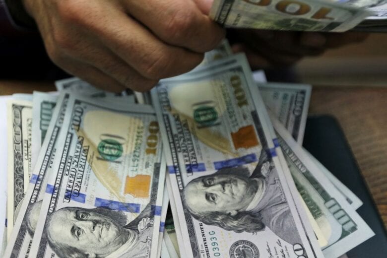 Dólar sobe para R$ 5,17, mas fecha julho em baixa de 1,16%