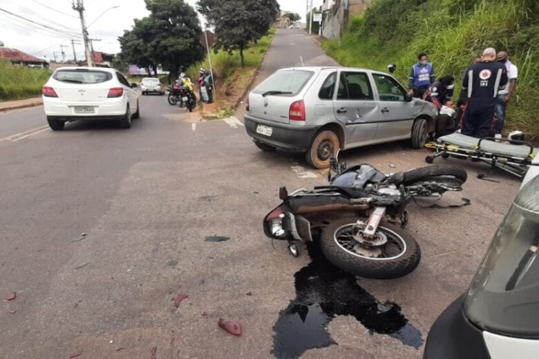 Batida entre carro e moto deixa homem ferido no bairro Machado, em Itabira