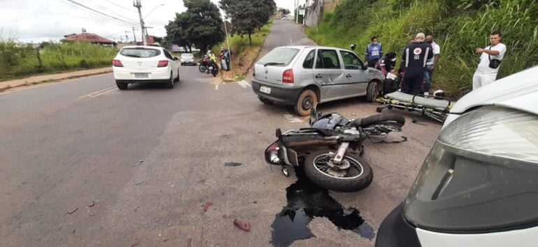 Batida entre carro e moto deixa homem ferido no bairro Machado, em Itabira
