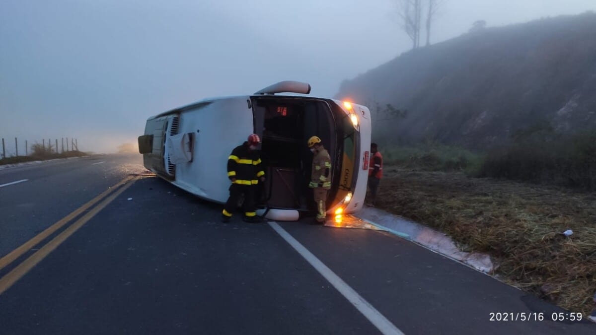 Ônibus da Gontijo tomba na BR-381; uma pessoa morre e nove ficam feridas