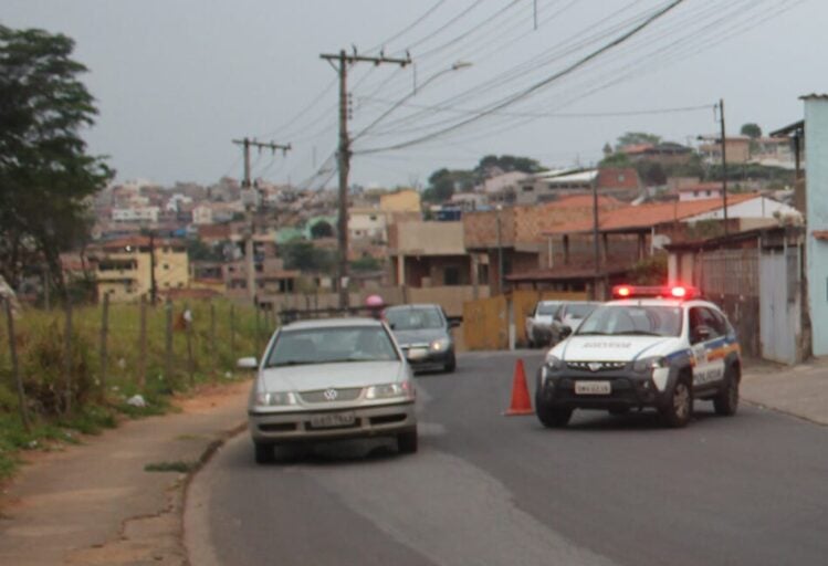 Mulher é assaltada e o carro roubado no Distrito Industrial, em Itabira