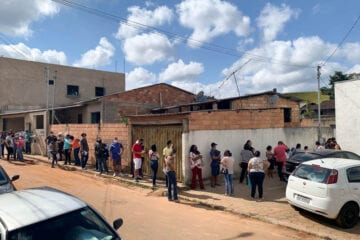 Aglomerações e longas filas marcam vacinação para pessoas com comorbidades em Itabira; veja vídeo