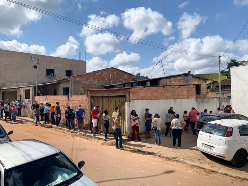 Aglomerações e longas filas marcam vacinação para pessoas com comorbidades em Itabira; veja vídeo
