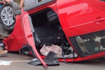 Mulher capota carro após desviar de cavalo no Água Fresca