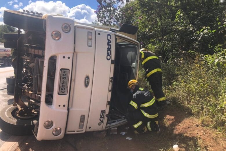 Acidente com caminhão interdita BR-040 em Nova Lima