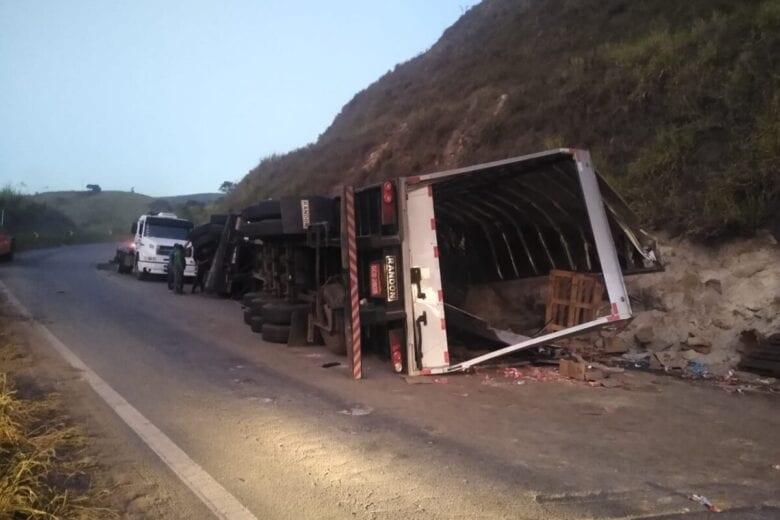 Motorista cai no bafômetro após tombar carreta na estrada de Nova Era