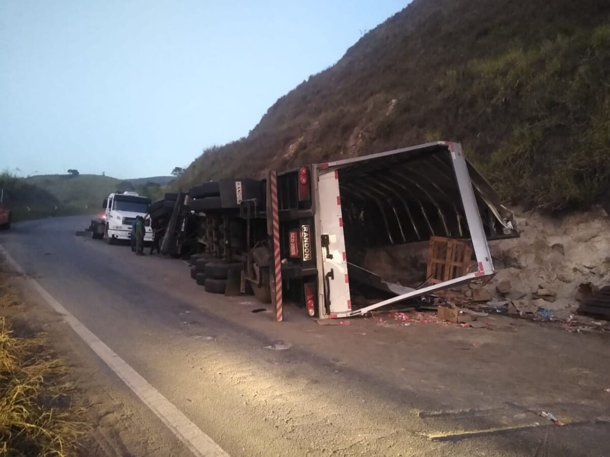Motorista cai no bafômetro após tombar carreta na estrada de Nova Era
